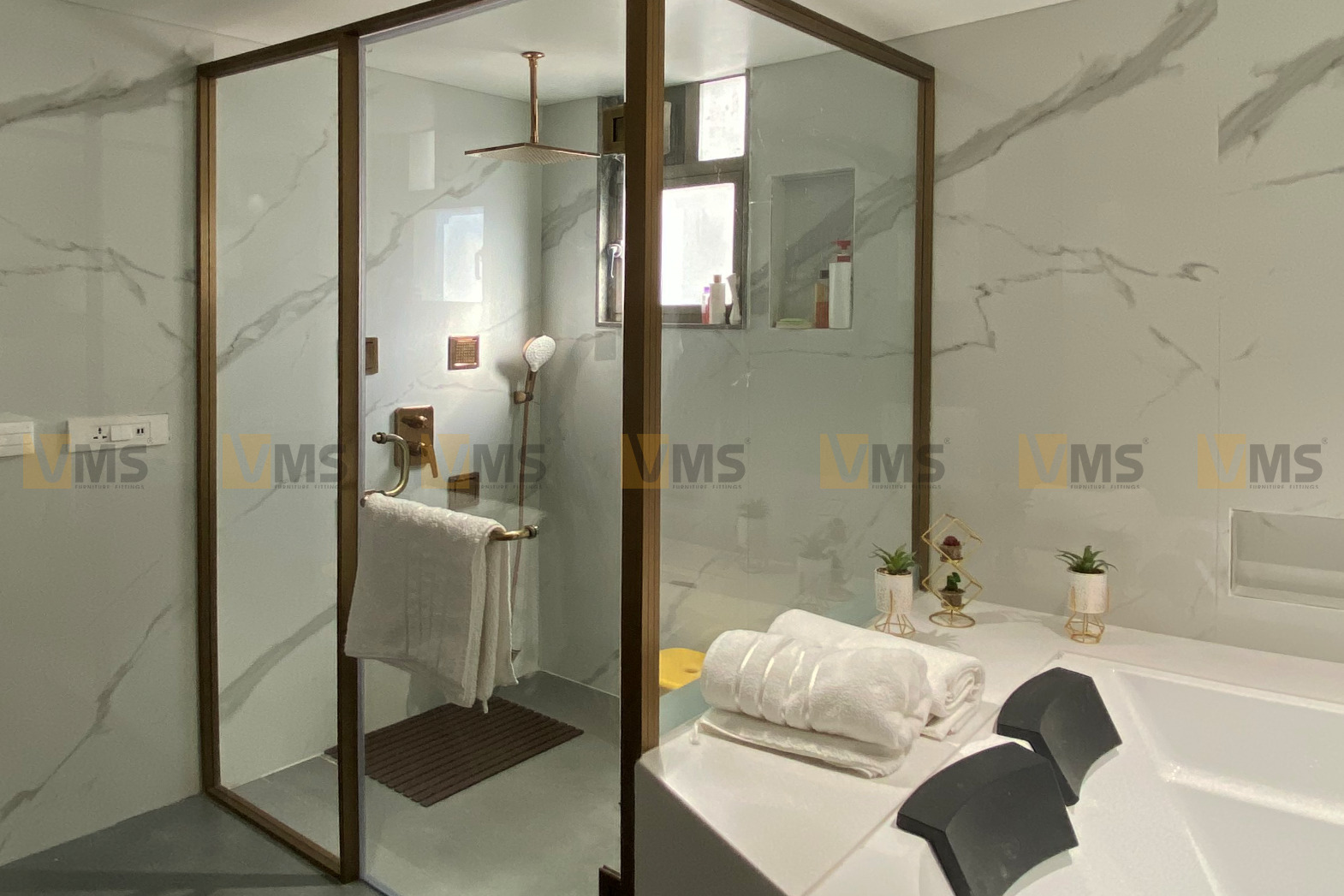 10 innovative ways to Use glass in your bathroom enclosures